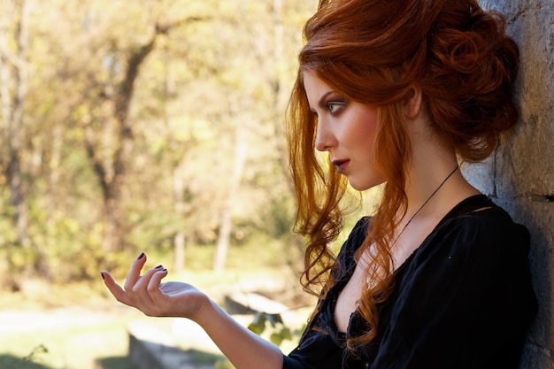 Portrait D'une Femme Rousse Avec Maquillage Et Coiffure Pour Halloween