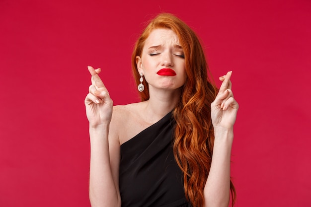 Portrait d'une femme rousse en robe noire élégante