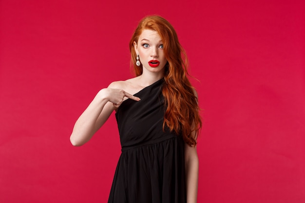 Portrait d'une femme rousse en robe noire