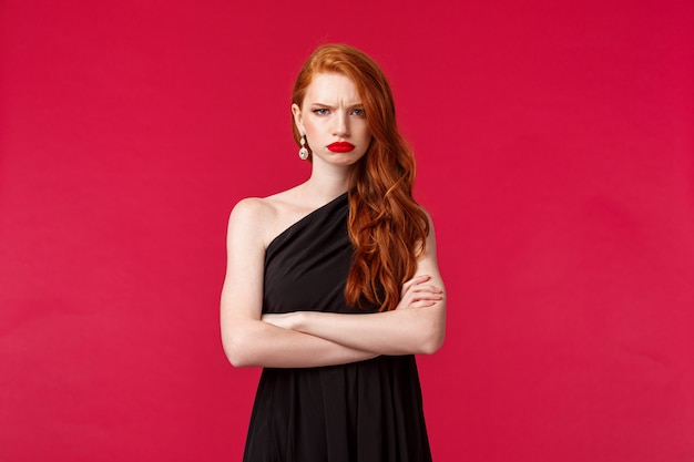 Portrait d'une femme rousse en robe noire