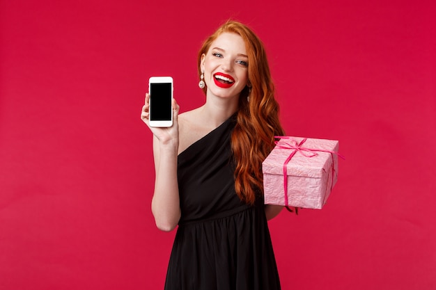 Portrait d'une femme rousse en robe noire