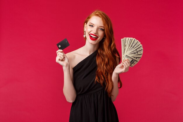 Portrait d'une femme rousse en robe noire