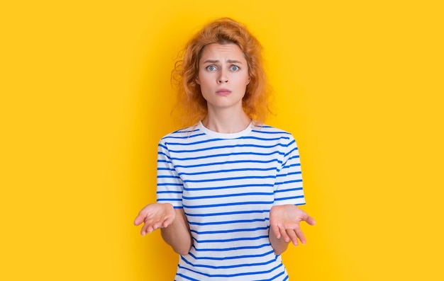 Portrait de femme rousse triste isolé sur fond jaune portrait de jeune femme rousse