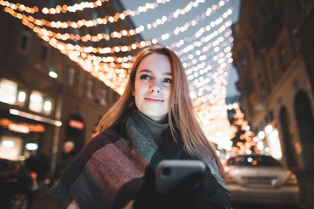 Portrait femme sur rue à Noël