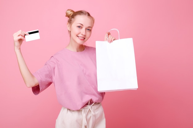 portrait femme avec des sacs à provisions