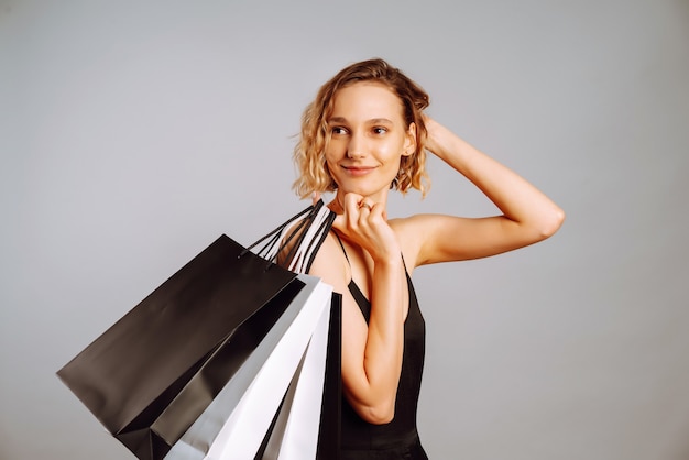 Portrait femme avec des sacs à provisions