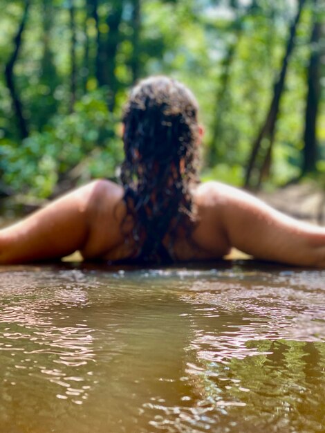 Photo portrait d'une femme sans chemise dans l'eau