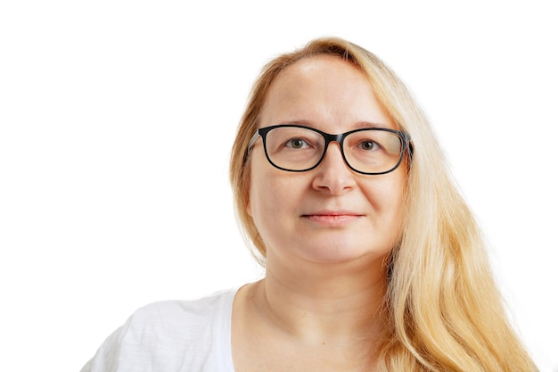 Portrait de femme sans maquillage dans des verres posant, ooking at camera isolated over white background