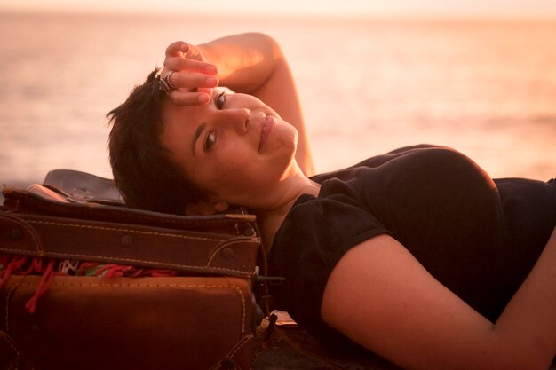 Portrait d'une femme se détendant au bord de la mer