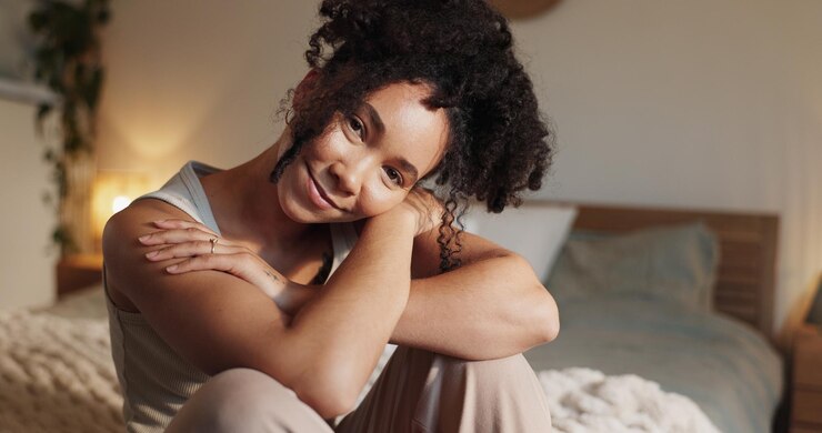 Photo portrait de femme et se détendre dans la chambre à coucher confortable et matin paix pour le bien-être à la maison personne féminine heureuse et refroidissement sur le lit pour l'attitude positive appartement et se réveiller le week-end en colombie