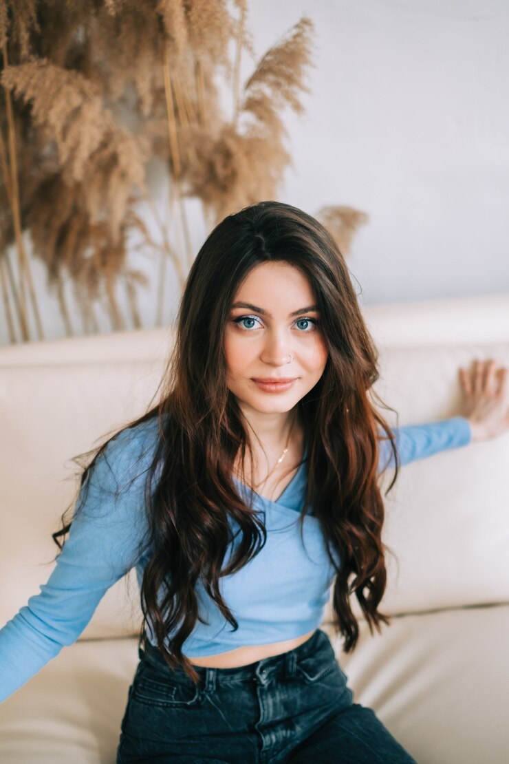 Photo portrait de femme séduisante aux cheveux brune dans un salon lumineux
