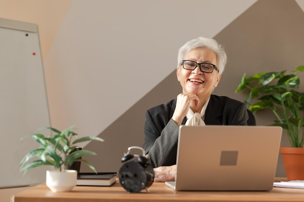 Portrait d'une femme senior d'âge moyen européenne élégante et confiante sur le lieu de travail s élégante mature plus âgée