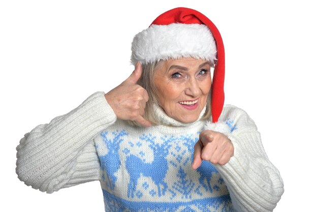 Portrait de femme senior en bonnet de Noel isolé sur fond blanc