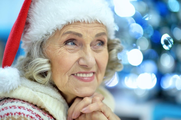 Portrait de femme senior en bonnet de Noel