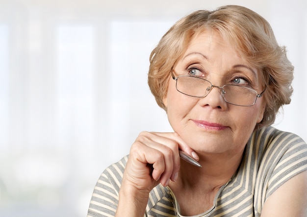 Portrait d'une femme senior élégante et séduisante