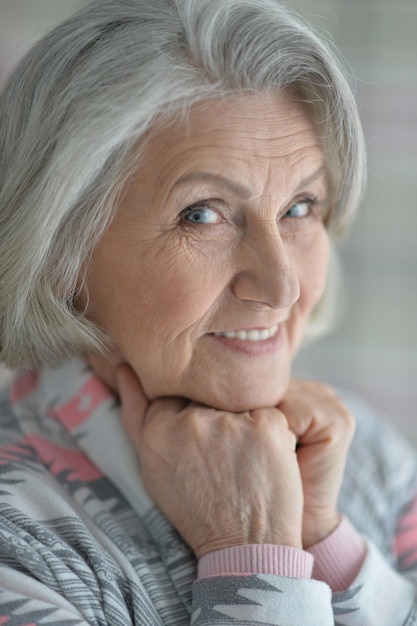 Portrait d'une femme senior heureuse bouchent