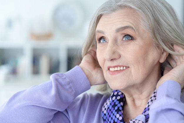 Portrait de femme senior heureuse