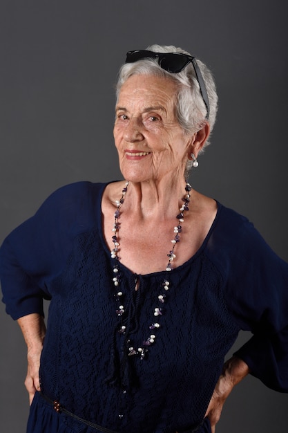 Photo portrait d'une femme senior avec des lunettes de soleil