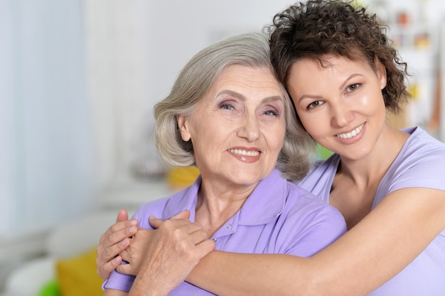 Portrait de femme senior avec sa fille à la maison