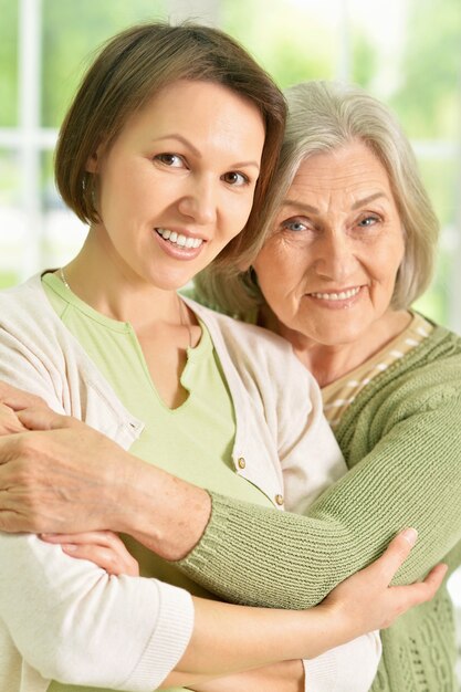 Portrait de femme senior avec sa fille à la maison