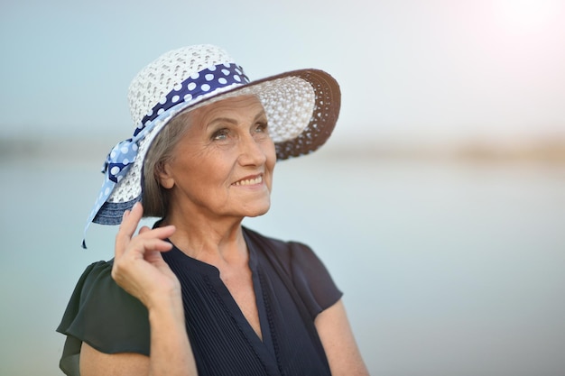 Portrait d'une femme senior souriante heureuse à l'extérieur