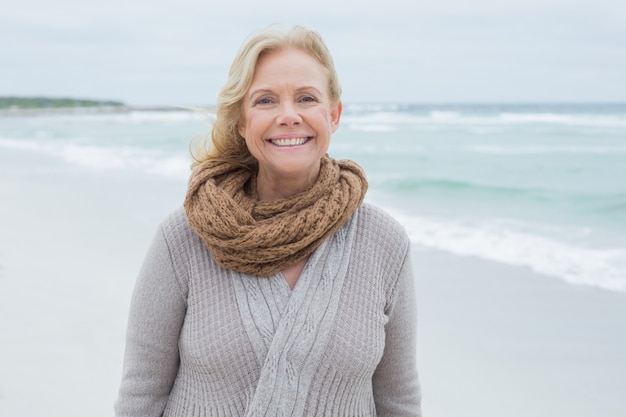 Portrait d&#39;une femme senior souriante à la plage