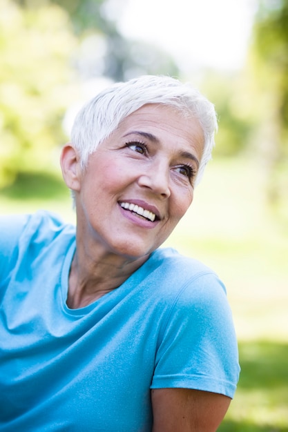 Portrait de femme senior souriante relaxante après l&#39;exercice