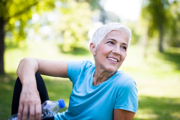 Photo portrait de femme senior souriante relaxante après l'exercice