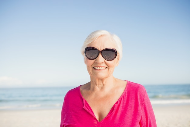 Portrait de femme senior souriante