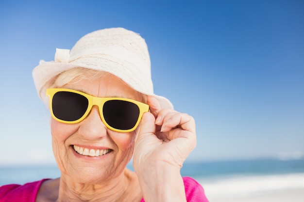 Portrait de femme senior souriante