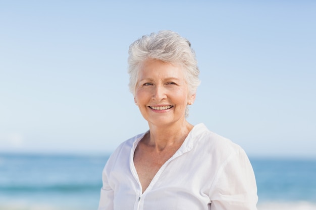 Portrait de femme senior souriante