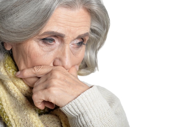 Portrait de femme senior triste isolé sur fond blanc