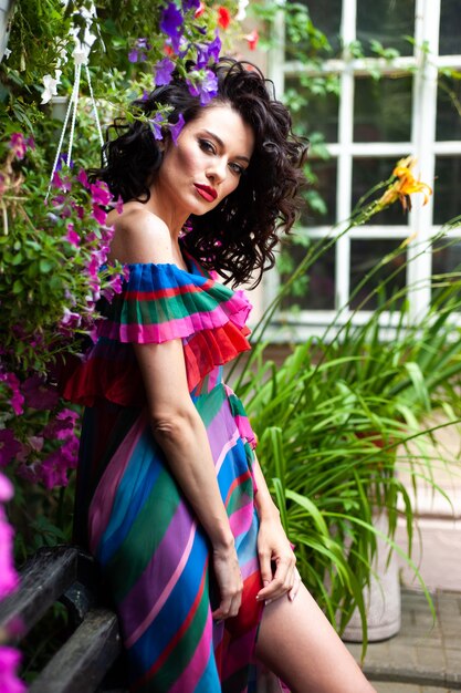 Portrait de femme sensuelle en robe d'été à fleurs