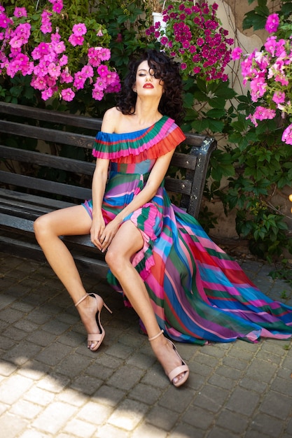 Portrait de femme sensuelle en robe d'été à fleurs