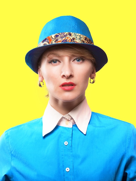 Portrait d'une femme sérieuse dans un chapeau regardant la caméra