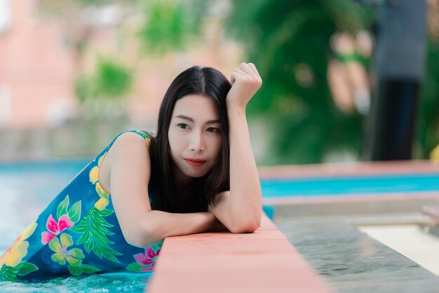 Portrait d'une femme sexy asiatique à la piscine La Thaïlande a une forme de corps mince Concept de femme en bonne santé Mode été bikini