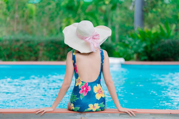 Portrait d'une femme sexy asiatique à la piscine La Thaïlande a une forme de corps mince Concept de femme en bonne santé Mode été bikini