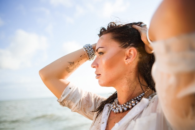 Photo portrait de femme sexy et belle sur la plage