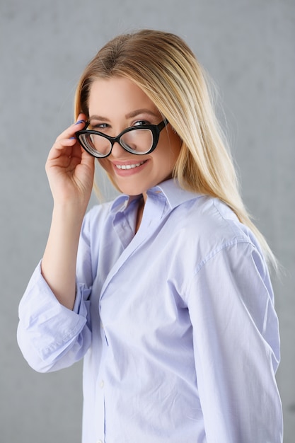 Portrait d'une femme sexy dans une chemise d'homme portant des lunettes