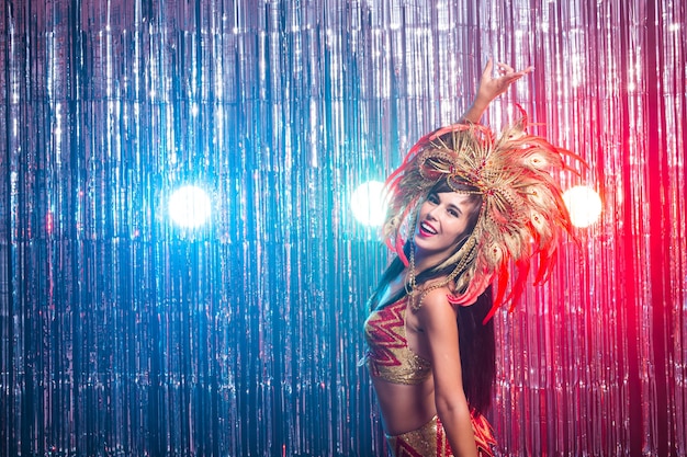 Portrait d'une femme sexy dans un costume de carnaval somptueux coloré