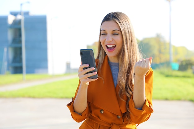 Portrait d'une femme avec un smartphone