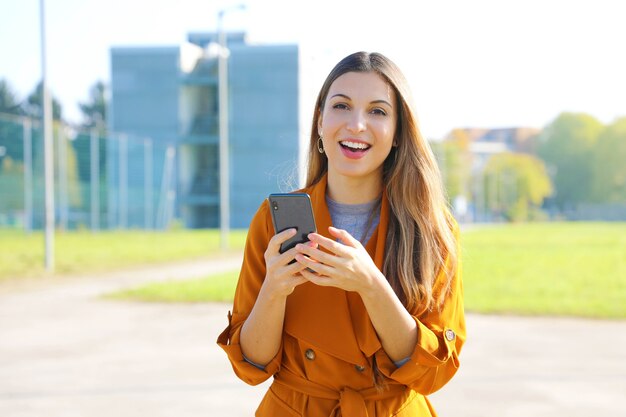 Portrait d'une femme avec un smartphone