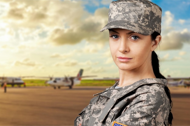 Portrait d'une femme soldat militaire