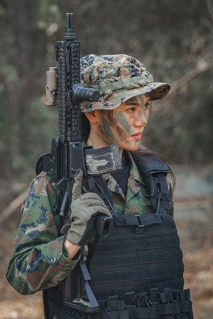 Photo portrait d'une femme soldat