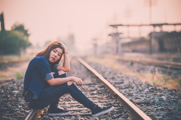 Portrait d'une femme solitaire seule au chemin de fer