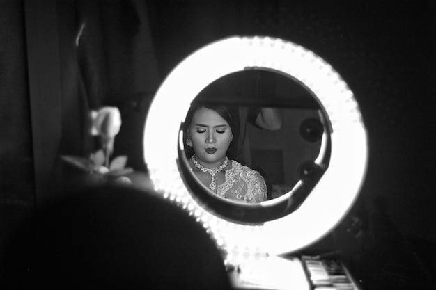 Photo portrait d'une femme avec son reflet dans le miroir.