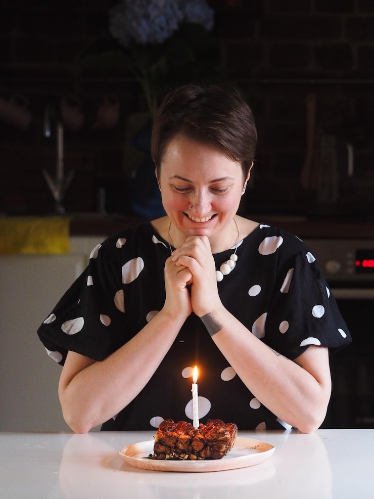 Photo portrait d'une femme soufflant un gâteau d'anniversaire