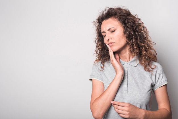 Portrait De Femme Souffrant De Maux De Dents Sur Fond Blanc