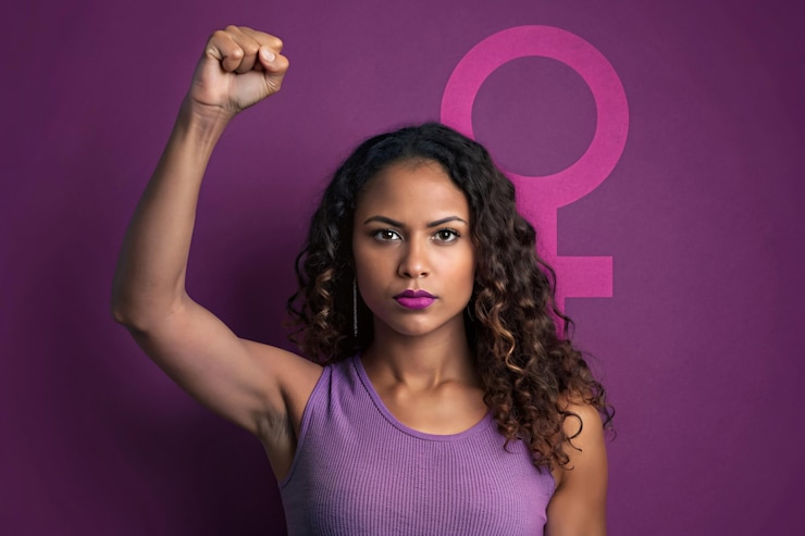 Photo portrait d'une femme soulevant le poing avec un symbole de genre féminin mois de l'histoire du féminisme concept