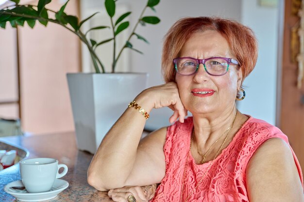 Portrait d'une femme souriante âgée de 70 ans